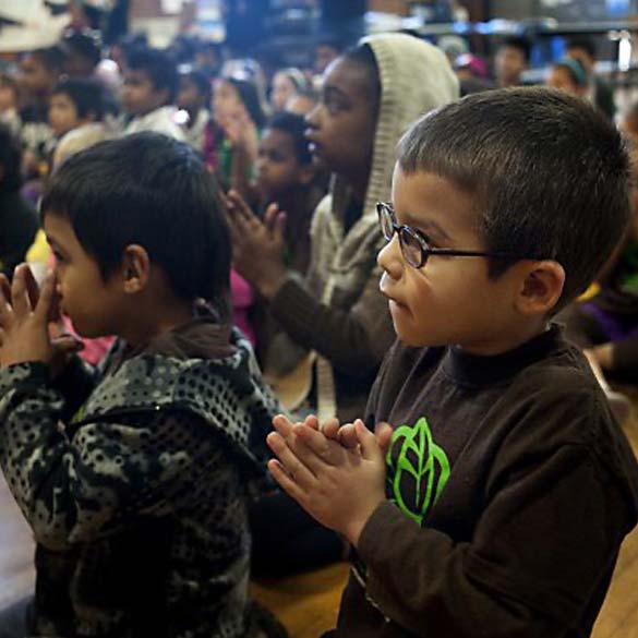 FEATURED-DiscoverDance2-OaklandBallet Young students watching and following clapping movements.