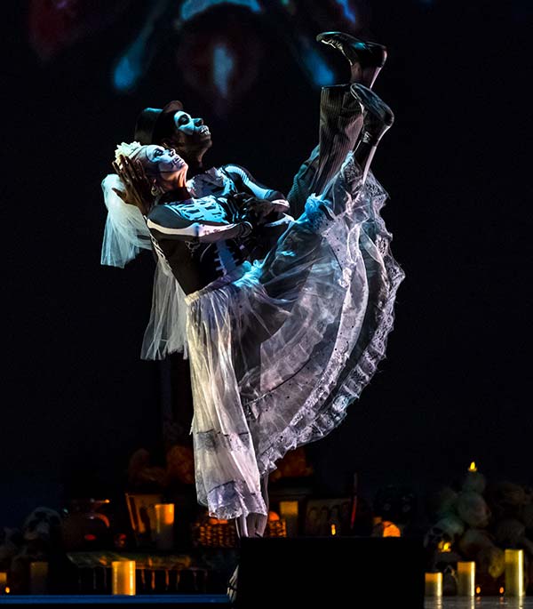FEATURED-LunaMexicana-GhostCouple-OaklandBallet Skeleton bride duet with a partner leaning back with their left legs lifted up high.